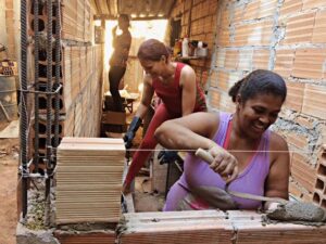 Projeto social ensina mulheres de baixa renda a construir casas. Foto: Divulgação