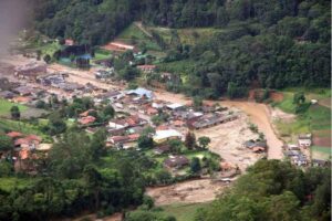 Enchentes e deslizamentos na Região Serrana do Rio de Janeiro, em 2011, deixaram 916 mortos e 345 desaparecidos, mas região ainda tem 170 mil pessoas morando em áreas de risco. Foto: AFP PHOTO/Paulo REZENDE/FAB